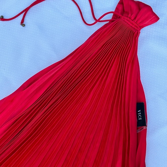 Lady in Red…Showstopper!!! Very Valentino. - Picture 7 of 16